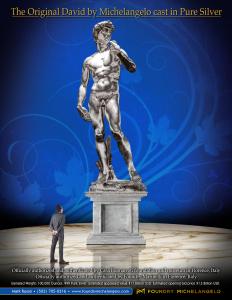宝藏投资公司的大卫传单上有一个男人站在纯银的大卫模型旁边，说明了雕塑的规模