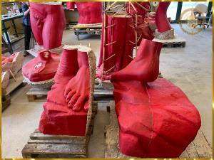米开朗基罗的大卫雕像的底座和脚部分，用红蜡制成，用特殊的石膏加固，以确保运输安全
